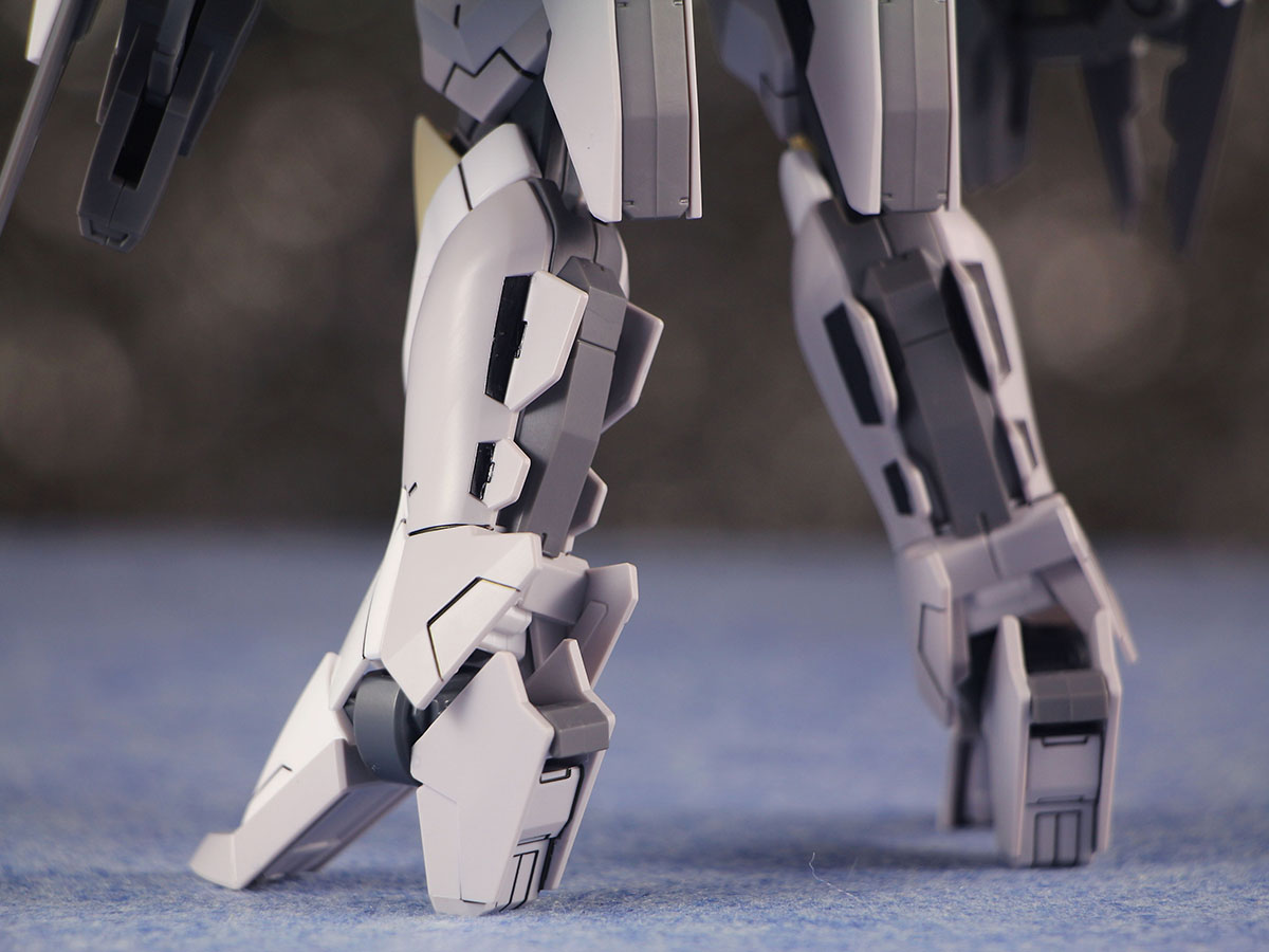 rear leg view of HGBF 1/144 Reversible Gundam