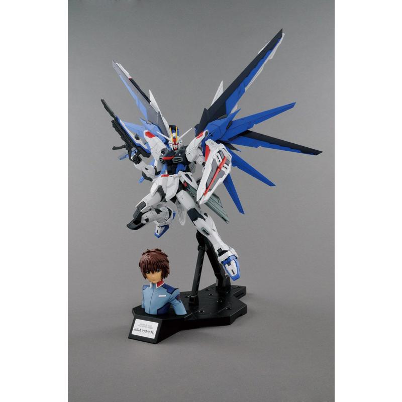 MG 1/100 Freedom Gundam Ver.2.0 & Figure-rise Bust Kira Yamato (Dramatic Combination)