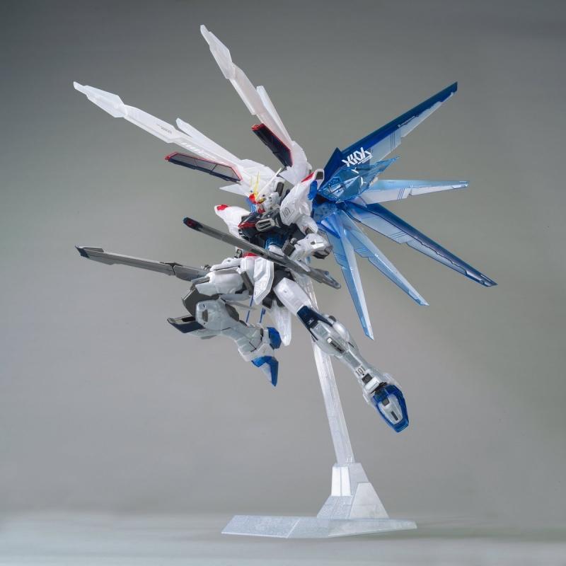 THE GUNDAM BASE LIMITED MG 1/100 FREEDOM GUNDAM VER.2.0 (CLEAR COLOR)